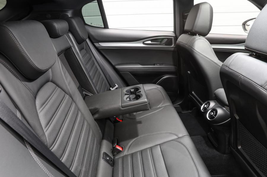Интерьер Alfa Romeo Stelvio (949) 2018 года  (AU) (фото 13 из 40)